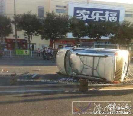 金杯面包車整個側翻在路上