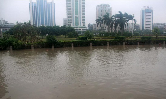 汕頭海濱路海水倒灌 天兔帶來大暴雨讓汕頭地區(qū)變成澤國