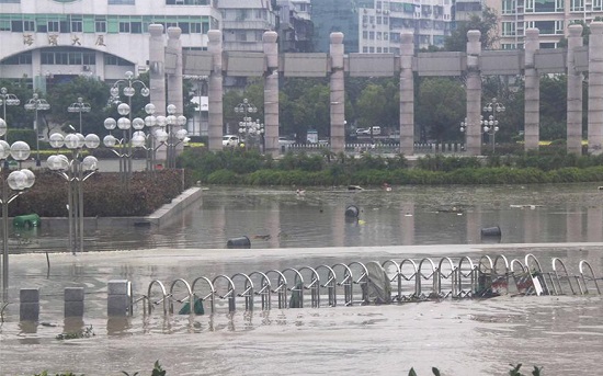 汕頭海濱路海水倒灌 天兔帶來大暴雨讓汕頭地區(qū)變成澤國