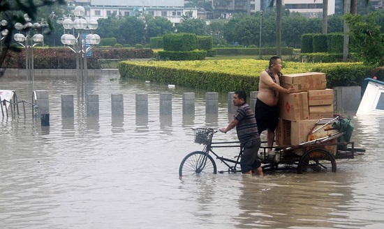 汕頭海濱路海水倒灌 天兔帶來大暴雨讓汕頭地區(qū)變成澤國