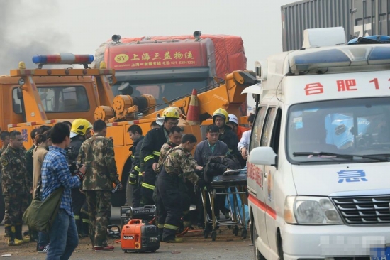 滬陜高速車禍現場圖片