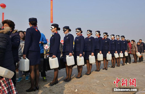 鎮(zhèn)江空姐排隊打醬油圖片