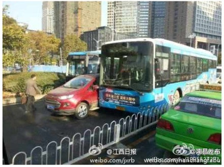 南昌會(huì)展路車(chē)禍