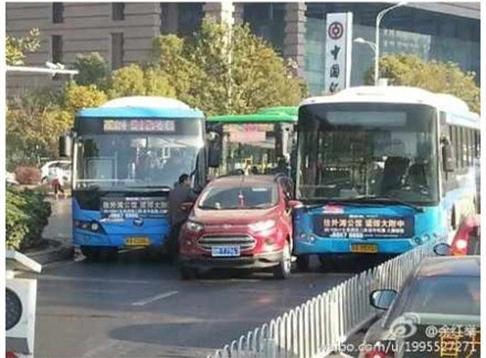 轎車(chē)被公交車(chē)夾在中間