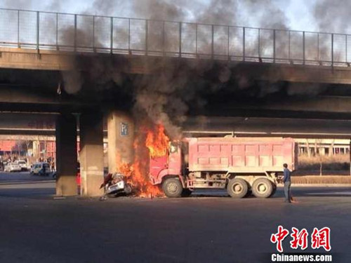 面包車起火導(dǎo)致車內(nèi)三人遇難
