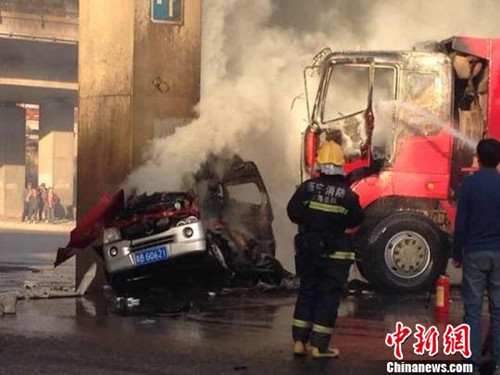 海湖大道高架下車禍現(xiàn)場(chǎng)