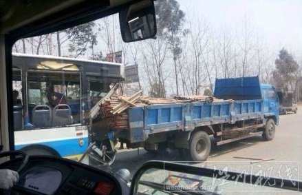 甌海大道往機(jī)場方向發(fā)生車禍 公交車追尾大貨車面目全非