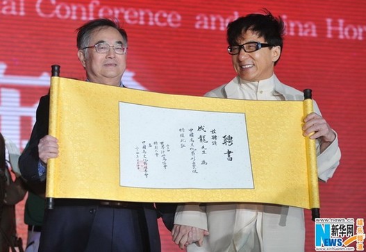 成龍?zhí)珡R跨汗血寶馬：受聘任中國馬文化節(jié)形象大使