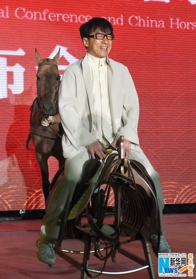 成龍?zhí)珡R跨汗血寶馬：受聘任中國馬文化節(jié)形象大使