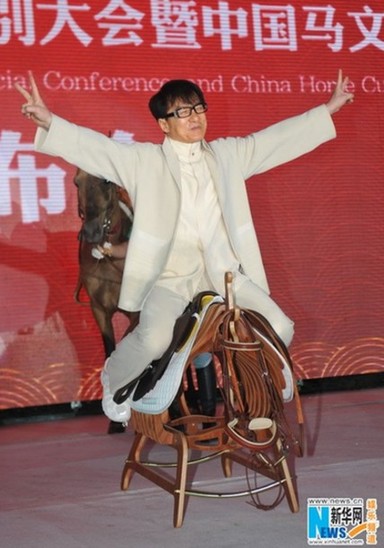 成龍?zhí)珡R跨汗血寶馬：受聘任中國馬文化節(jié)形象大使