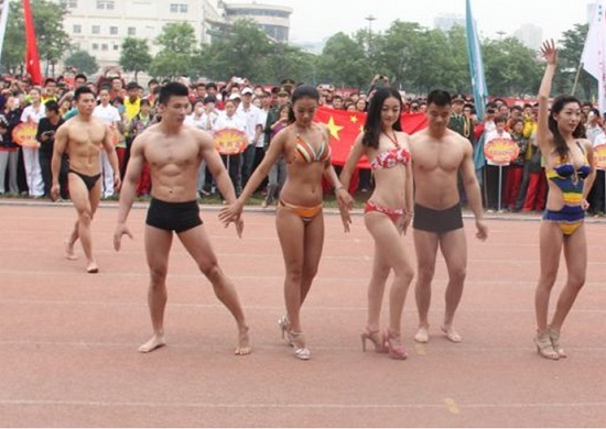 陜西省大學(xué)生田徑運(yùn)動(dòng)會(huì)開(kāi)幕式 女生穿比基尼男生穿泳褲
