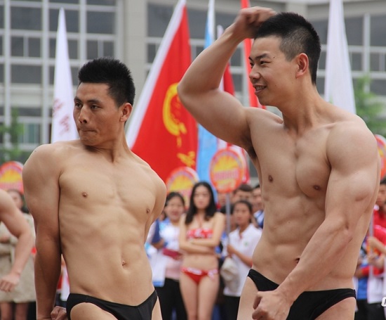 陜西省大學(xué)生田徑運(yùn)動(dòng)會(huì)開(kāi)幕式 女生穿比基尼男生穿泳褲