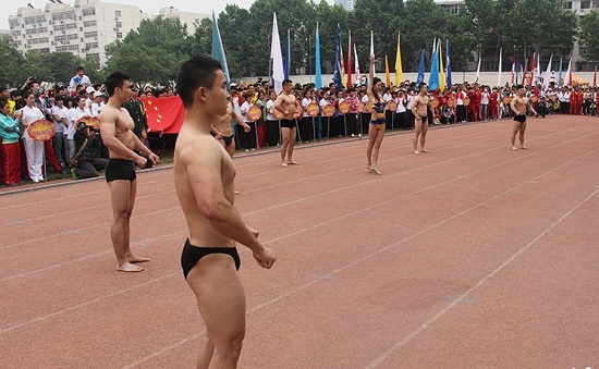 陜西省大學(xué)生田徑運(yùn)動(dòng)會(huì)開(kāi)幕式 女生穿比基尼男生穿泳褲