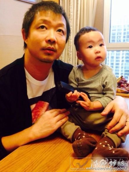 姚晨?jī)鹤有⊥炼购桶职? /><br />
姚晨?jī)鹤有⊥炼购桶职?/p>
<p>　　姚晨?jī)鹤有⊥炼箍鞚M一周歲了，有網(wǎng)友說土豆越來越像他爹了，姚晨不服。為了證明兒子更像自己，她在微博上曬出了自己與兒子合影，還做一樣的表情。</p>
<p>　　不過姚晨對(duì)她和兒子合影的最后一張照片不是很滿意呀：“土豆啊，說好咱倆做一樣的表情，以此力證你更像媽媽，最后一張你咋走神了呢”。看了姚晨與兒子合影，小土豆還是更像他爸爸，眼睛、小嘴、鼻子簡(jiǎn)直就是一模一樣的。</p>　　本文“”來源：http://m.hangqichache.cn/yule/mingxing/neidi/55248.html，轉(zhuǎn)載必須保留網(wǎng)址。
<p class=
