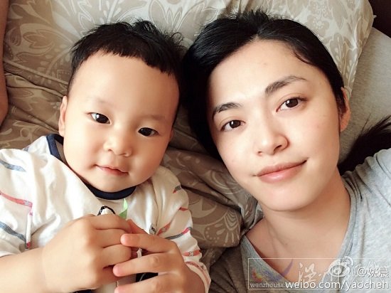 姚晨與兒子合影 姚晨?jī)鹤有⊥炼拐掌? /><br />
姚晨與兒子合影 姚晨?jī)鹤有⊥炼拐掌?/p>
<p style=