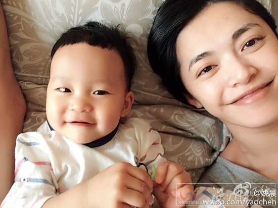 姚晨與兒子合影 姚晨?jī)鹤有⊥炼拐掌? /><br />
姚晨與兒子合影 姚晨?jī)鹤有⊥炼拐掌?/p>
<p style=