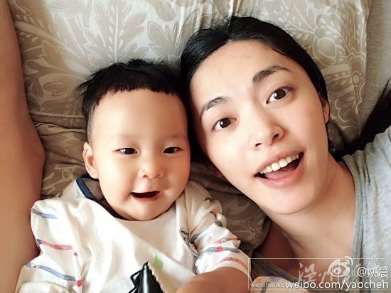 姚晨與兒子合影 姚晨?jī)鹤有⊥炼拐掌? /><br />
姚晨與兒子合影 姚晨?jī)鹤有⊥炼拐掌?/p>
<p style=