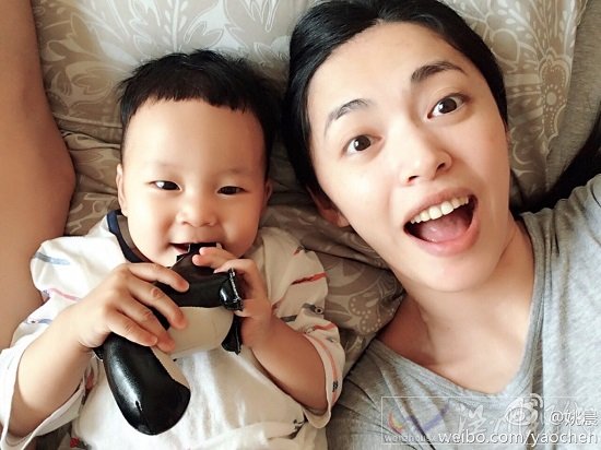 姚晨與兒子合影 姚晨?jī)鹤有⊥炼拐掌? /><br />
姚晨與兒子合影 姚晨?jī)鹤有⊥炼拐掌?/p>
<p style=