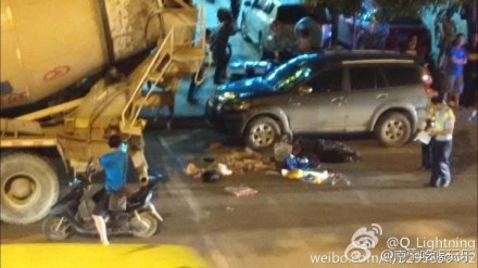 路人被工程車(chē)撞倒