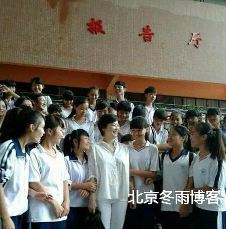 林青霞現(xiàn)身中學(xué)做演講