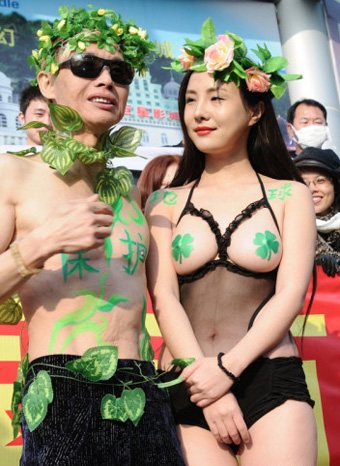 干露露鄧建國(guó)扮亞當(dāng)和夏娃宣傳環(huán)保，兩人否認(rèn)訂婚。
