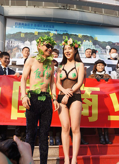 干露露鄧建國(guó)扮亞當(dāng)和夏娃宣傳環(huán)保，兩人否認(rèn)訂婚。