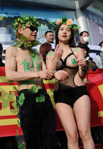 干露露鄧建國(guó)扮亞當(dāng)和夏娃宣傳環(huán)保，兩人否認(rèn)訂婚。