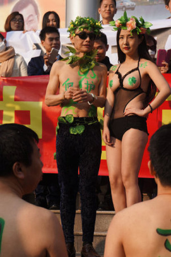 干露露鄧建國(guó)扮亞當(dāng)和夏娃宣傳環(huán)保，兩人否認(rèn)訂婚。