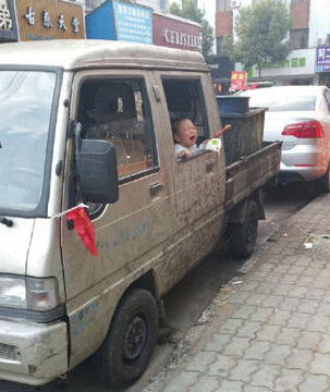 90后爸爸網(wǎng)吧打游戲 3歲女兒被鎖在車里哭