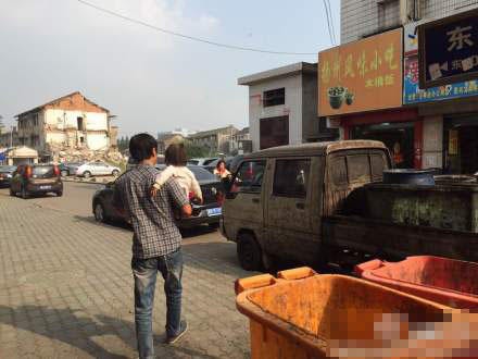 90后爸爸網(wǎng)吧打游戲 3歲女兒被鎖在車?yán)锟? width=