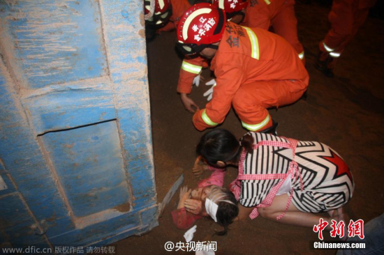 男子車禍現(xiàn)場救人救出自己女兒