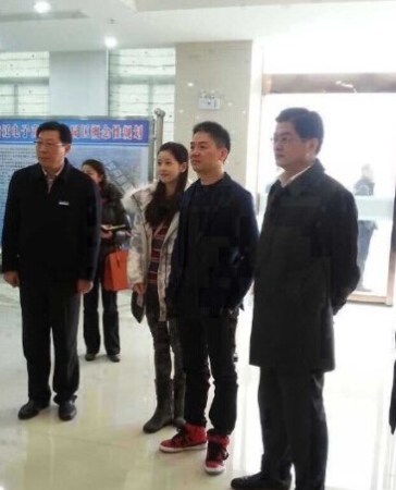 劉強東發(fā)錢，劉強東帶老婆奶茶妹妹回老家發(fā)錢。