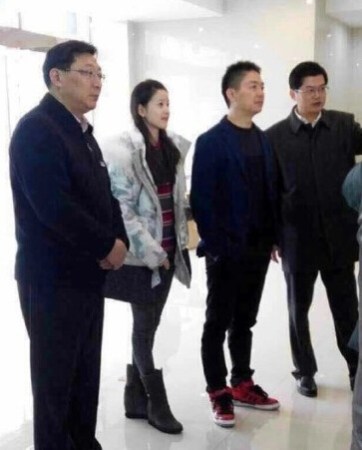 劉強東發(fā)錢，劉強東帶老婆奶茶妹妹回老家發(fā)錢。