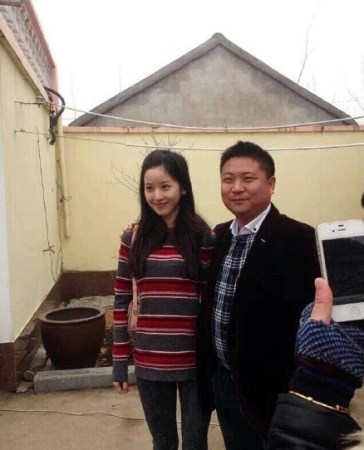 劉強東發(fā)錢，劉強東帶老婆奶茶妹妹回老家發(fā)錢。