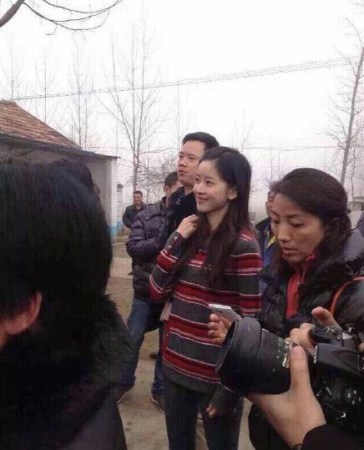 劉強東發(fā)錢，劉強東帶老婆奶茶妹妹回老家發(fā)錢。