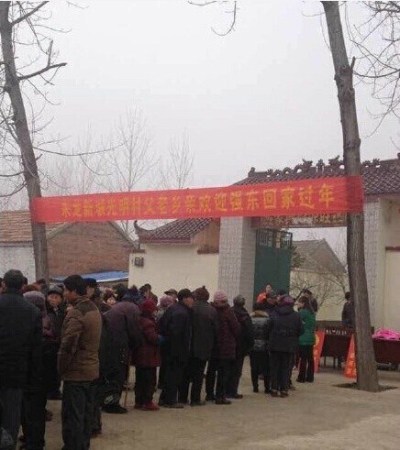 劉強東發(fā)錢，劉強東帶老婆奶茶妹妹回老家發(fā)錢。