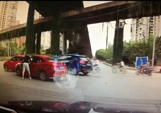 男子逼停女司機(jī)并毆打