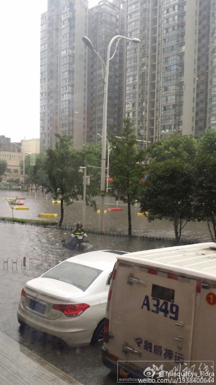 武漢市區(qū)街道上已經(jīng)出現(xiàn)嚴(yán)重積水
