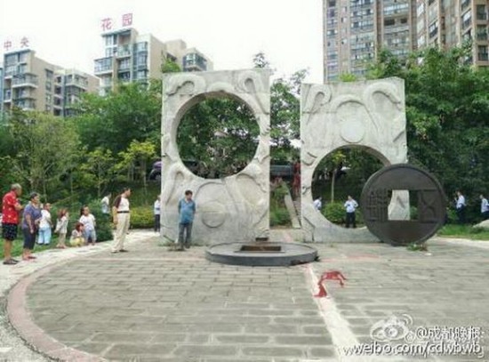 廣場(chǎng)雕塑倒地男孩被砸