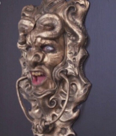 假裝門(mén)環(huán)嚇推銷(xiāo)員