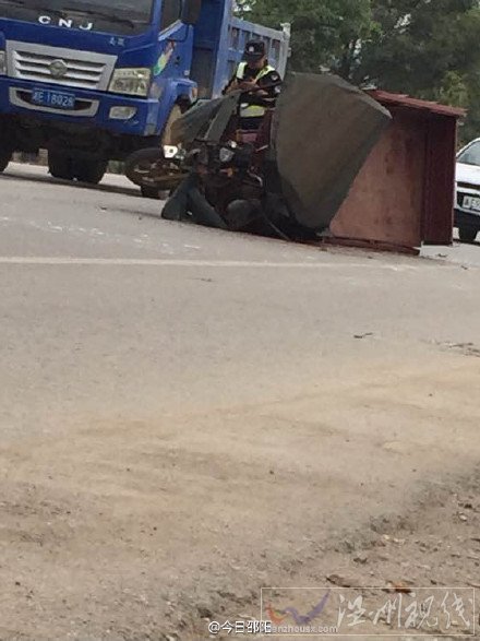 老人開(kāi)著三輪車被貨車撞到