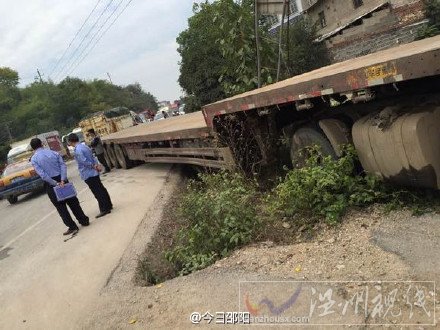 昭陽(yáng)貨車刮到三輪車