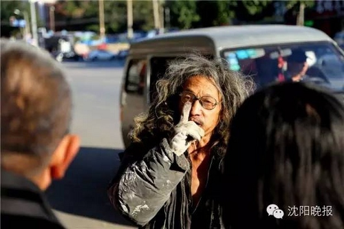 沈陽拾荒老人義務搞衛(wèi)生：每天堅持擦垃圾桶