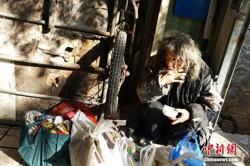 沈陽拾荒老人義務搞衛(wèi)生：每天堅持擦垃圾桶
