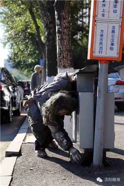 沈陽拾荒老人義務搞衛(wèi)生：每天堅持擦垃圾桶