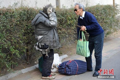 沈陽拾荒老人義務搞衛(wèi)生：每天堅持擦垃圾桶