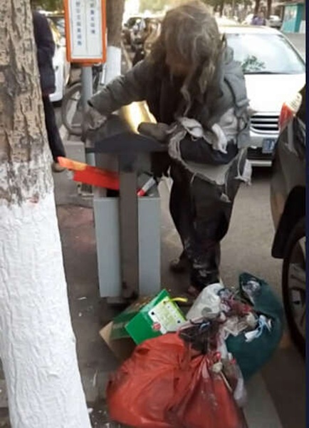 沈陽拾荒老人義務搞衛(wèi)生：每天堅持擦垃圾桶