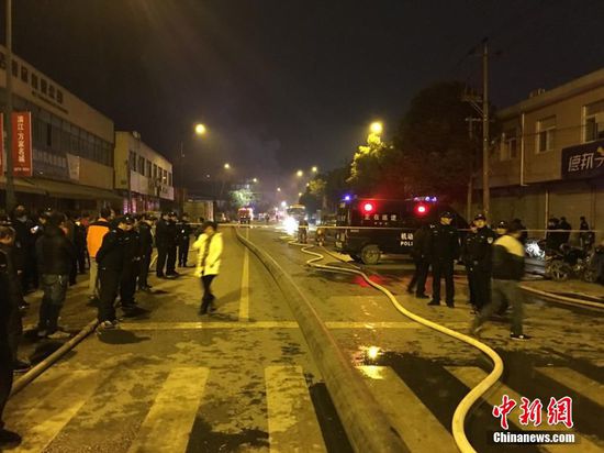 1月14日19時左右，浙江杭州市余杭區良渚街道通運路口一裝有煤氣瓶的貨車起火，火勢較大并伴有爆炸，引燃旁邊的兩幢廠房。PTU、消防、公安、交警和街道人員正在現場處置。目前火勢已得到控制，現場無人員傷亡，過火面積大約2000平方米。