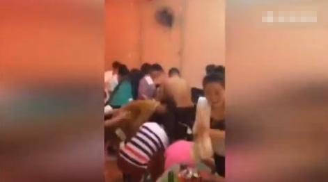 同學(xué)聚會炫富撒錢