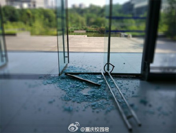重慶持續高溫，玻璃門都被熱炸掉了